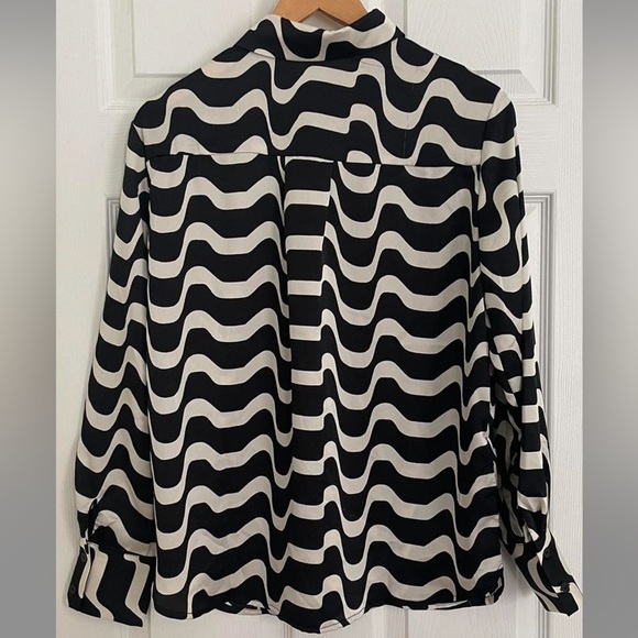 MANGO Black and White Striped Groovy Button-Up Satin Shirt Size 4 or Small - Picture 2 of 3